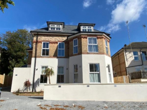 Gorgeous New 1 Bed, Town Centre,Parking,Garden